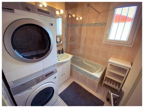 La salle de bains est pourvue d'un lave-linge et d'un sèche-linge. dans l'établissement Zen et Cosy - Plage à Pieds - Villa tout confort, à Saint-Hilaire-de-Riez