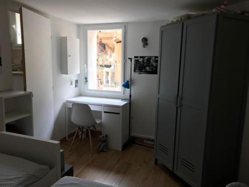 Il comprend une cuisine avec un bureau et un réfrigérateur. dans l'établissement Charmante maison, à Saint-Cyr-sur-Mer