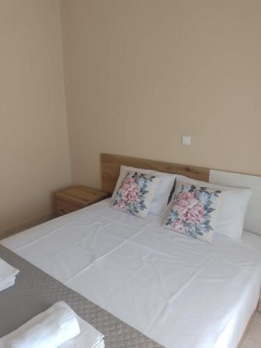 Кровать или кровати в номере Kouinelis apartment