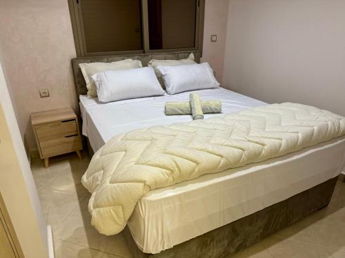 Postel nebo postele na pokoji v ubytování Cozy & Luxurious holiday stay in Saidia - NETFLIX & WIFI