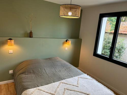 une chambre avec un lit et une fenêtre dans l'établissement Beach House Paupiette - 150m plage sud, à Mimizan-Plage