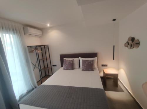 ein Schlafzimmer mit großem Bett und Fenster in der Unterkunft ZEN STUDIO Iv in Ioannina