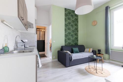 - un salon avec un canapé et un lavabo dans l'établissement Le 107 CARCA !, à Carcassonne