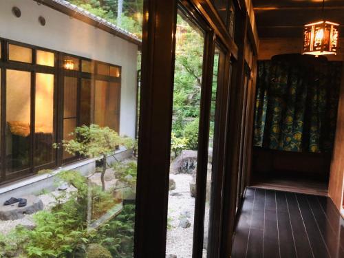 Un jardín fuera de Guest house Mitaki