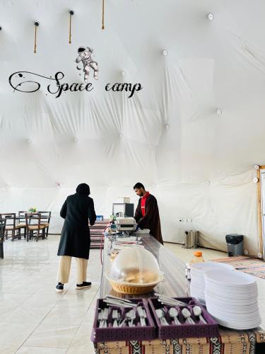Tetamu yang menginap di Wadi Rum Space camp