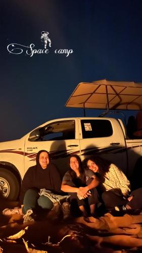 Tetamu yang menginap di Wadi Rum Space camp
