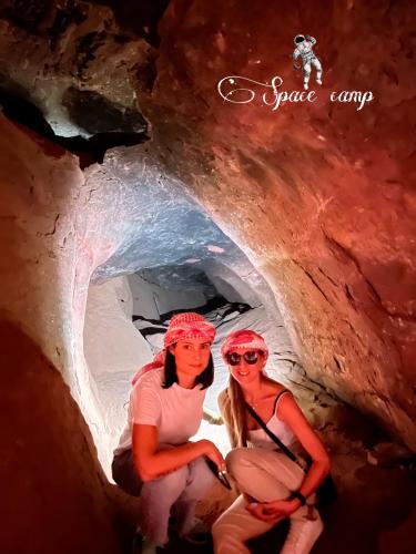 Tetamu yang menginap di Wadi Rum Space camp