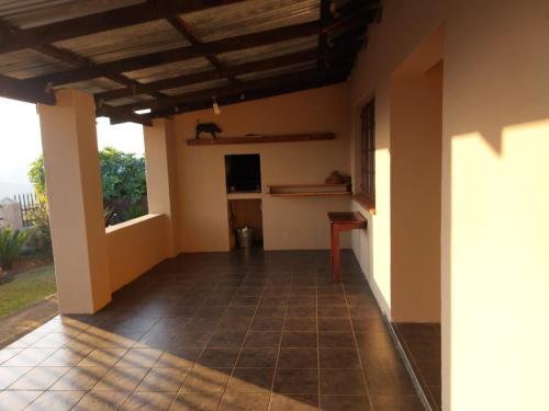una camera con pavimento piastrellato in una casa di Graskop Cottage a Graskop