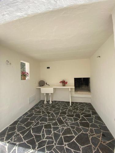 a living room with a desk and a tv at Country House in Torre San Giovanni Ugento
