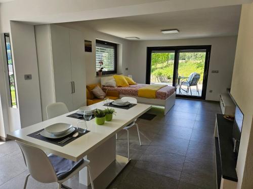 Postel nebo postele na pokoji v ubytování Apartmaji Rdeča Kapica