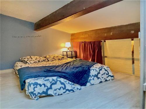 une chambre avec un lit dans une pièce dans l'établissement Canolle Charme Climatisé 1mn du port by LaConciergerie13, à La Ciotat