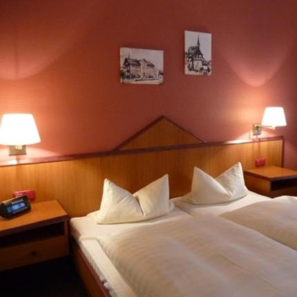 a hotel room with a bed and two lamps and two beds sidx sidx at Braunes Ross in Weidhausen bei Coburg