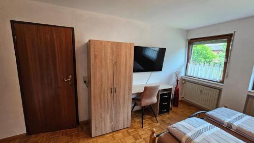 Una cama o camas en una habitación de Föhren Apartment