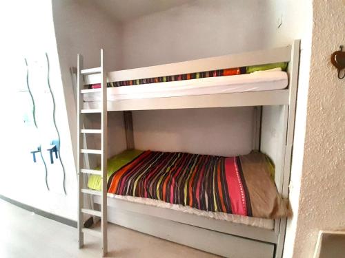 - un lit superposé avec une échelle dans une chambre dans l'établissement Studio cosy à Saint-Lary-Soulan – 4 pers, balcon, parking, skis - FR-1-457-342, à Saint-Lary-Soulan