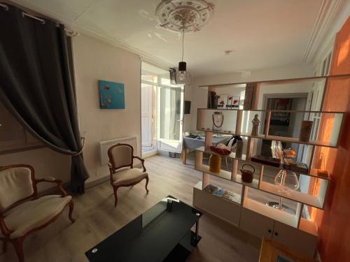 un salon avec une table et des chaises dans l'établissement Résidence du bord du Tarn, à Millau