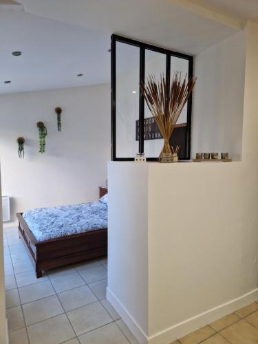 une chambre avec un lit et une fenêtre dans l'établissement Calme et cosy à 2 pas du centre et du château, à Bruyères-le-Châtel