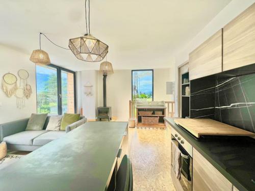 une cuisine et un salon avec un canapé et une table dans l'établissement Loft T2 vue montagne, à Thyez