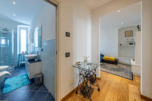 een badkamer met een glazen tafel en een wastafel bij A CASA DEL BOSCHETTO Vista, Relax e Comfort in Camogli