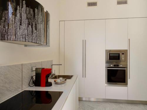 Η κουζίνα ή μικρή κουζίνα στο Andrews Luxury Apartment