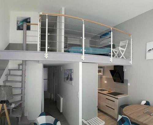 Cette chambre comprend une mezzanine et une cuisine. dans l'établissement Aigle-Royal Cauterets, appartement RDC 4-6 pers, à Cauterets