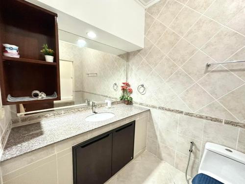 y baño con lavabo y encimera. en MM Pool Villa, en Pattaya South