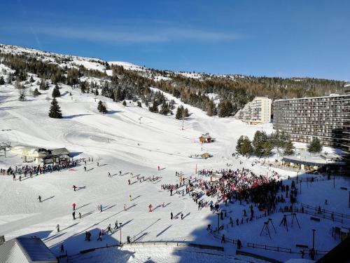 a crowd of people on a ski slope in the snow at Studio 4 personnes Sud rénové - pied des pistes in Superdevoluy