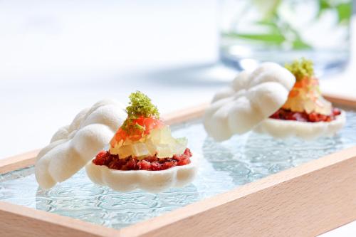 Tres alimentos en miniatura en una bandeja de vidrio en 逢春園Feng Chun Villa, en Datong