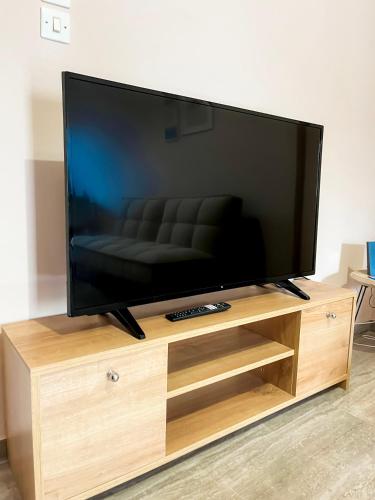 Μια τηλεόραση ή/και κέντρο ψυχαγωγίας στο Room 4