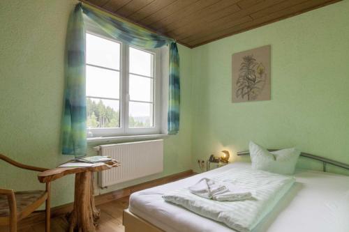 a bed in a room with a window and a bed sidx sidx sidx at Kräuterbaude in Saupsdorf