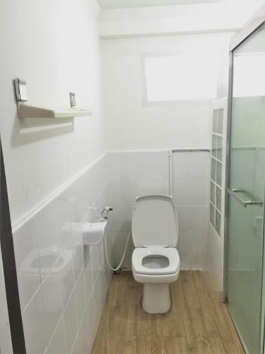 Ένα μπάνιο στο 28 Rachabutr Hostel