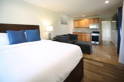 Dapur atau dapur kecil di 5 BR/5 BA Getaway with a View