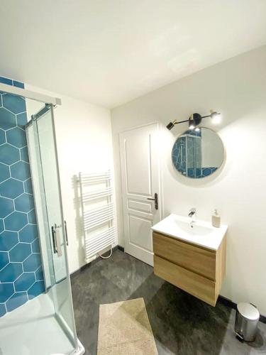 une salle de bain avec une douche, un lavabo et un miroir dans l'établissement Studio coeur de ville paisible, à Aleçon
