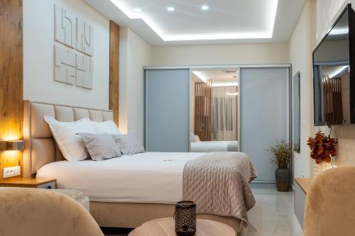 a bedroom with a large white bed in a room at Apartmani Laguna in Neum
