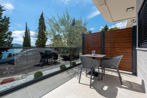 a patio with a table and chairs on a balcony at Apartmani Laguna in Neum
