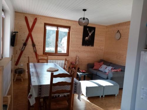 un salon avec une table et un canapé dans l'établissement appartement du Pont des Fées, à Gérardmer