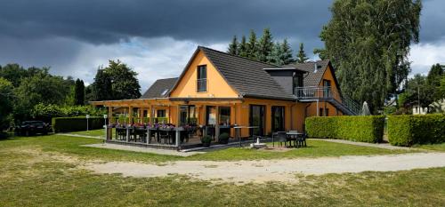 een huis met veel ramen en een huis bij Pension Achterland in Mellenthin