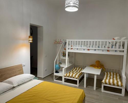 Montalbano IonicoCasa Vacanza Pitagora的儿童间 - 带双层床和卧室