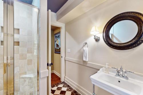 a bathroom with a sink and a mirror at The Marlin in Arden