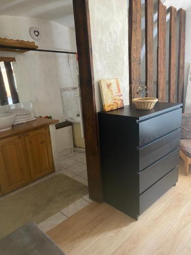 La salle de bains est pourvue d'un lavabo et d'un comptoir avec évier. dans l'établissement logement appartement dansMaison de pays, à Saint-Martin-de-Queyrières