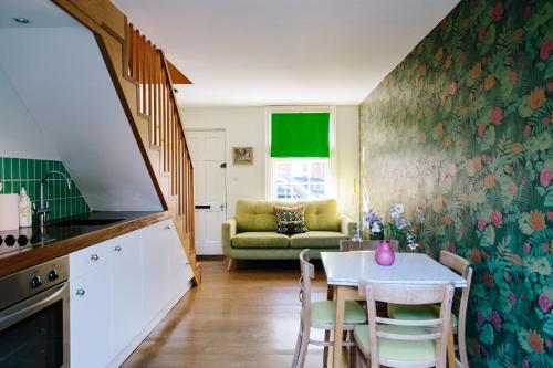 a kitchen and dining room with a table and a couch at Cute 1 bed Townhouse in Jericho in Oxford
