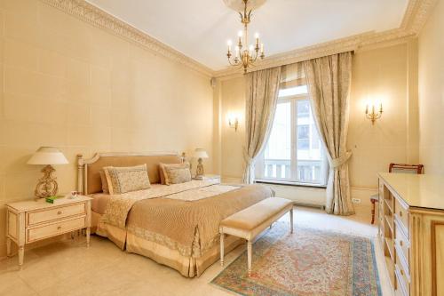 une chambre avec un lit et une fenêtre dans l'établissement Royal Montaigne, à Paris
