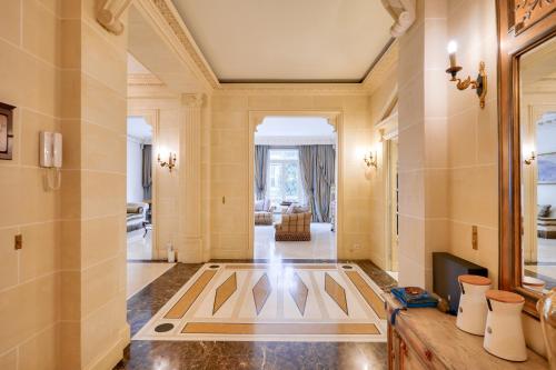 - un couloir d'une maison avec un salon dans l'établissement Royal Montaigne, à Paris