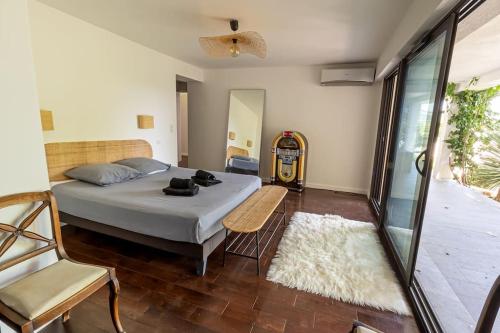 une chambre avec un lit et une chaise dans l'établissement Maison Tia, à Cassis