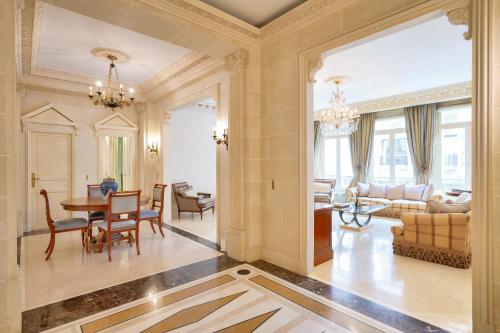 un salon avec une table et une salle à manger dans l'établissement Royal Montaigne, à Paris