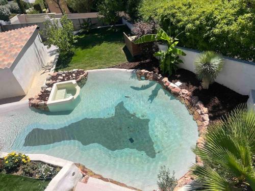 - une grande piscine dans un jardin paysager dans l'établissement Maison Tia, à Cassis