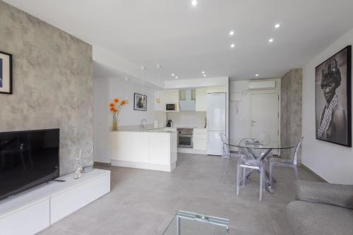a living room with a kitchen and a dining room at Residencia de Lujo Frente al Mar in Playa de Gandia