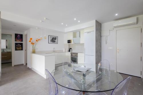 a kitchen with a clear glass table in a kitchen at Residencia de Lujo Frente al Mar in Playa de Gandia