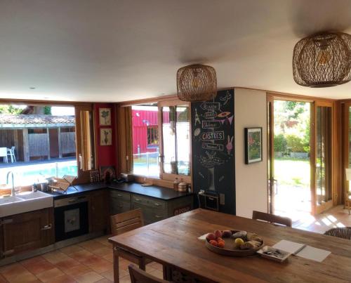 Photo de la galerie de l'établissement Maison familiale avec piscine proche du bassin à pied, à Andernos-les-Bains