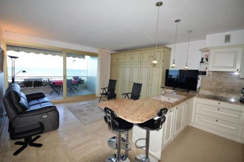une cuisine avec une table et des chaises dans une pièce dans l'établissement Luxueux appartement front de mer, à Cannes