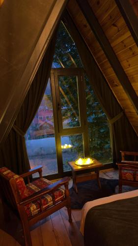 a room with a window and a bed and a table at ZeRa Suit Bungalov Rize in Ardeşen